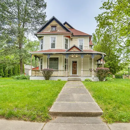 Charming Champaign Victorian With Deck! Villa
