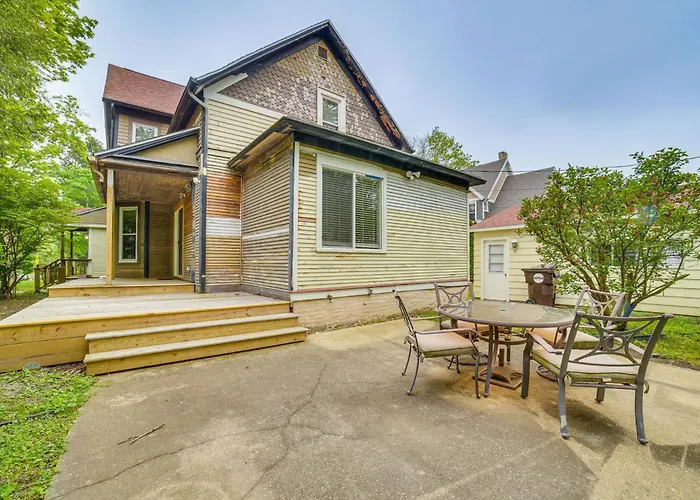 Casa de férias Charming Victorian W/ Deck! Champaign