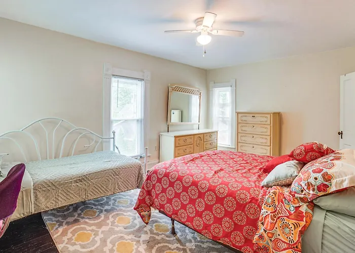 Charming Victorian W/ Deck! * Champaign