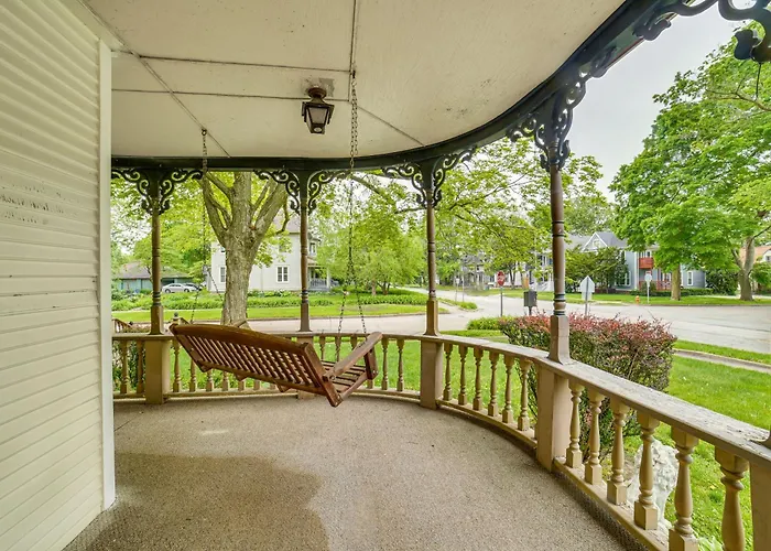 Casa de férias Charming Victorian W/ Deck! Champaign