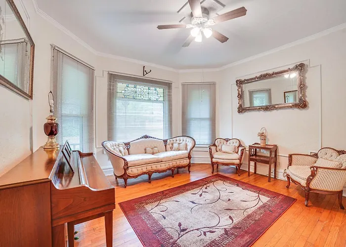 Charming Victorian W/ Deck! Champaign