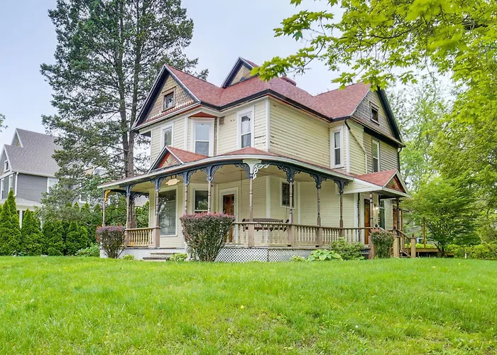 Charming Victorian W/ Deck!
