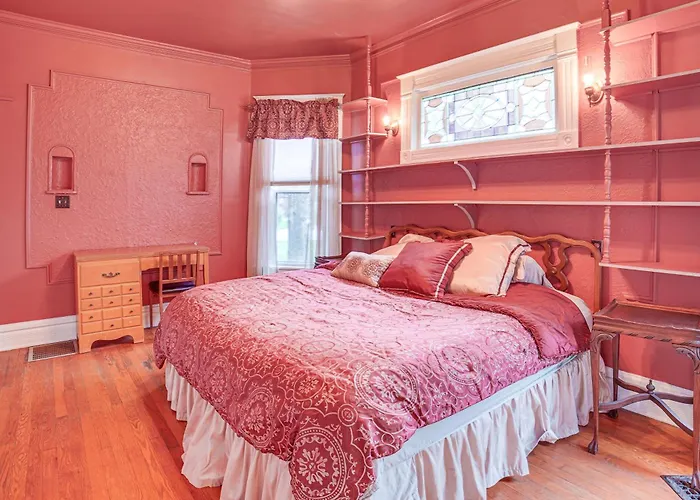 Casa de férias Charming Victorian W/ Deck! *
