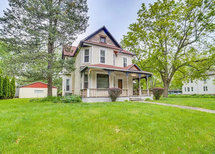 Charming Victorian W/ Deck! Casa de férias Champaign